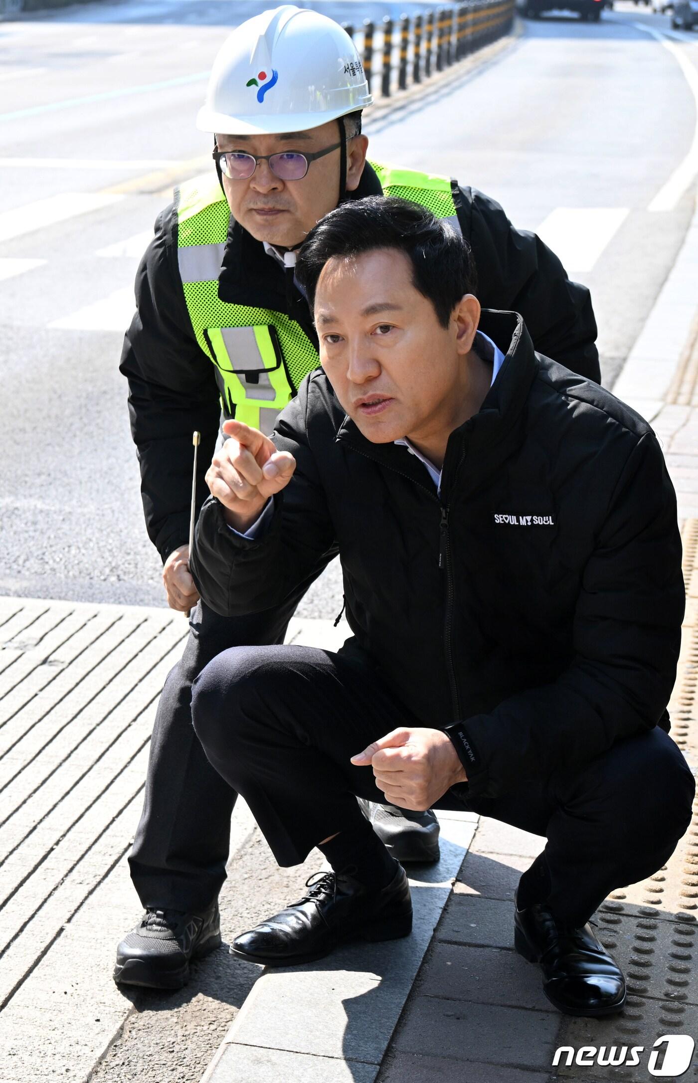 본문 이미지 - 오세훈 서울시장이 포트홀 점검에 나선 모습. (서울시 제공)ⓒ 뉴스1