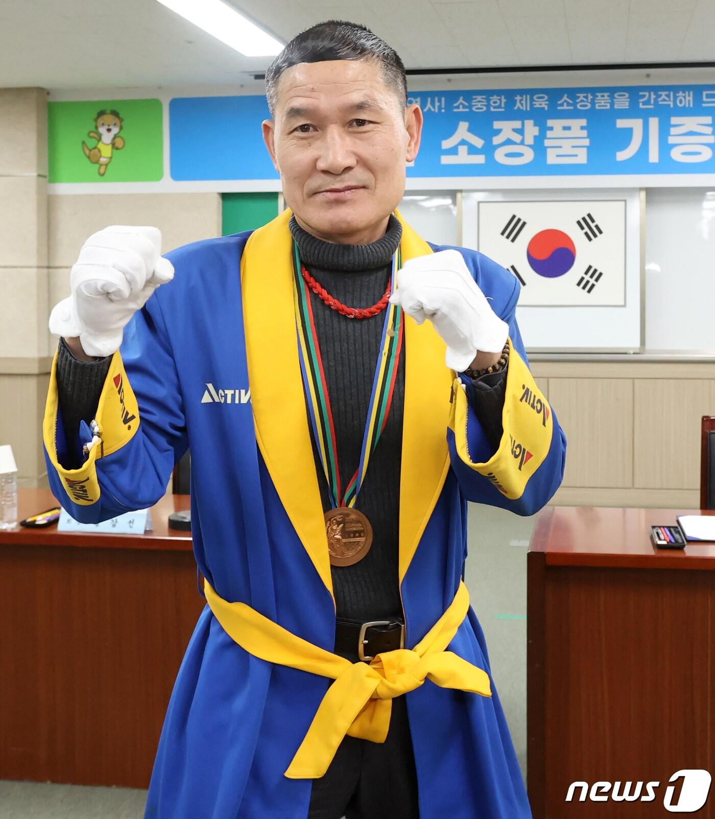 본문 이미지 - 홍성식 바로셀로나올림픽 복싱 동메달리스트가 14일 전북 전주시 전북특별자치도체육회관에서 열린 전북체육역사박물관 건립을 위한 소장품 기증식에서 기증품을 보이고 있다. 2024.3.14/뉴스1 ⓒ News1 유경석 기자