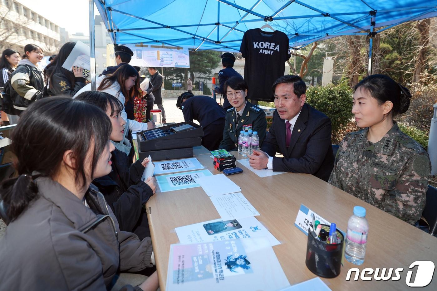 김선호 국방부 차관이 지난 3월 서울 용산구 숙명여자대학교 학군단에서 ROTC 모집 홍보 부스를 방문에 학생들과 상담을 하고 있다. &#40;국방부 제공&#41; 2024.3.14/뉴스1
