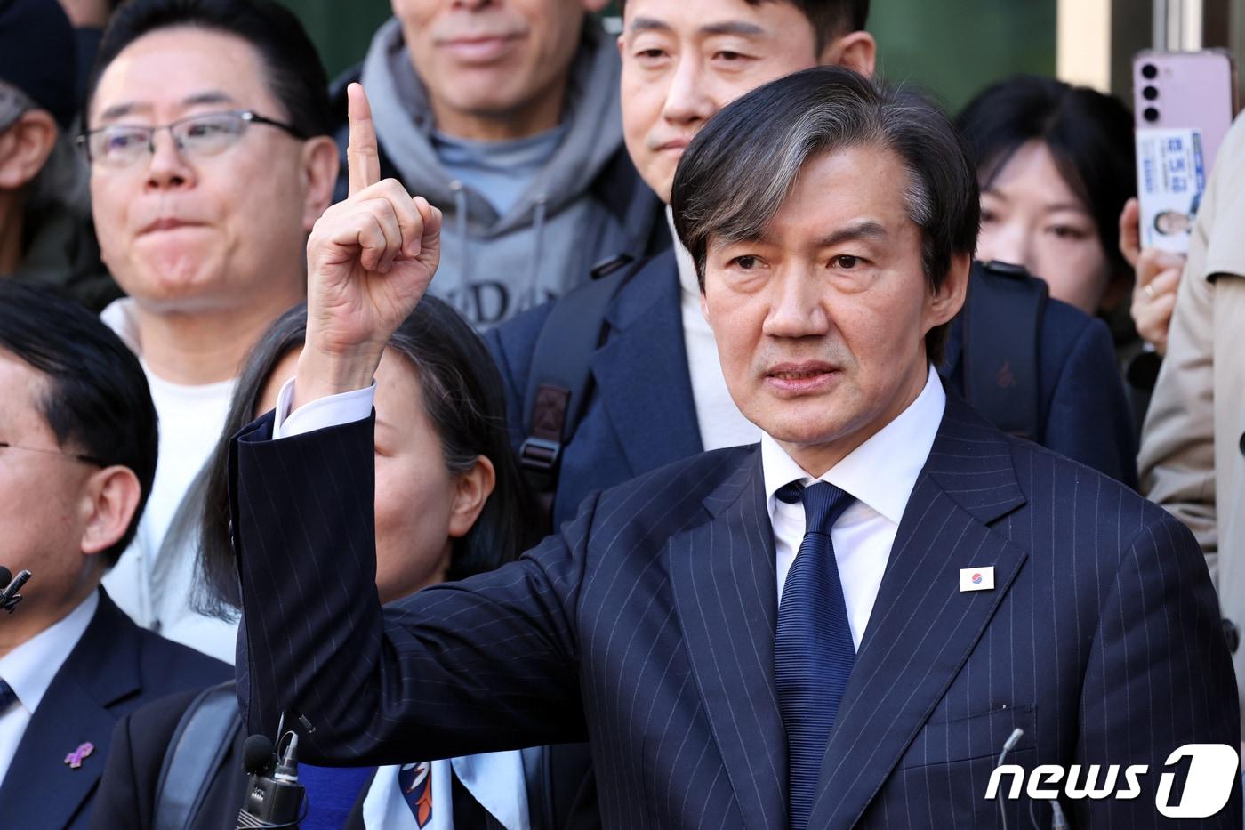 본문 이미지 - 조국 조국혁신당 대표가 14일 광주 동구 충장로 우체국 앞을 찾아 시민들에게 인사하고 있다. 2024.3.14/뉴스1 ⓒ News1 김태성 기자