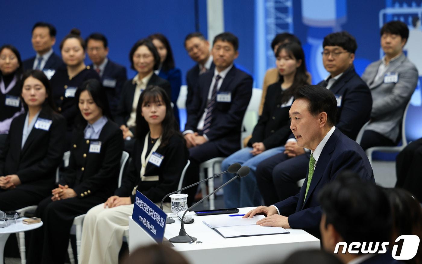 본문 이미지 - 윤석열 대통령이 지난 14일 전남 무안군 전남도청에서 '미래산업과 문화로 힘차게 도약하는 전남'을 주제로 열린 스무 번째 국민과 함께하는 민생토론회에서 발언하고 있다. (대통령실 제공) 2024.3.14/뉴스1 ⓒ News1 오대일 기자