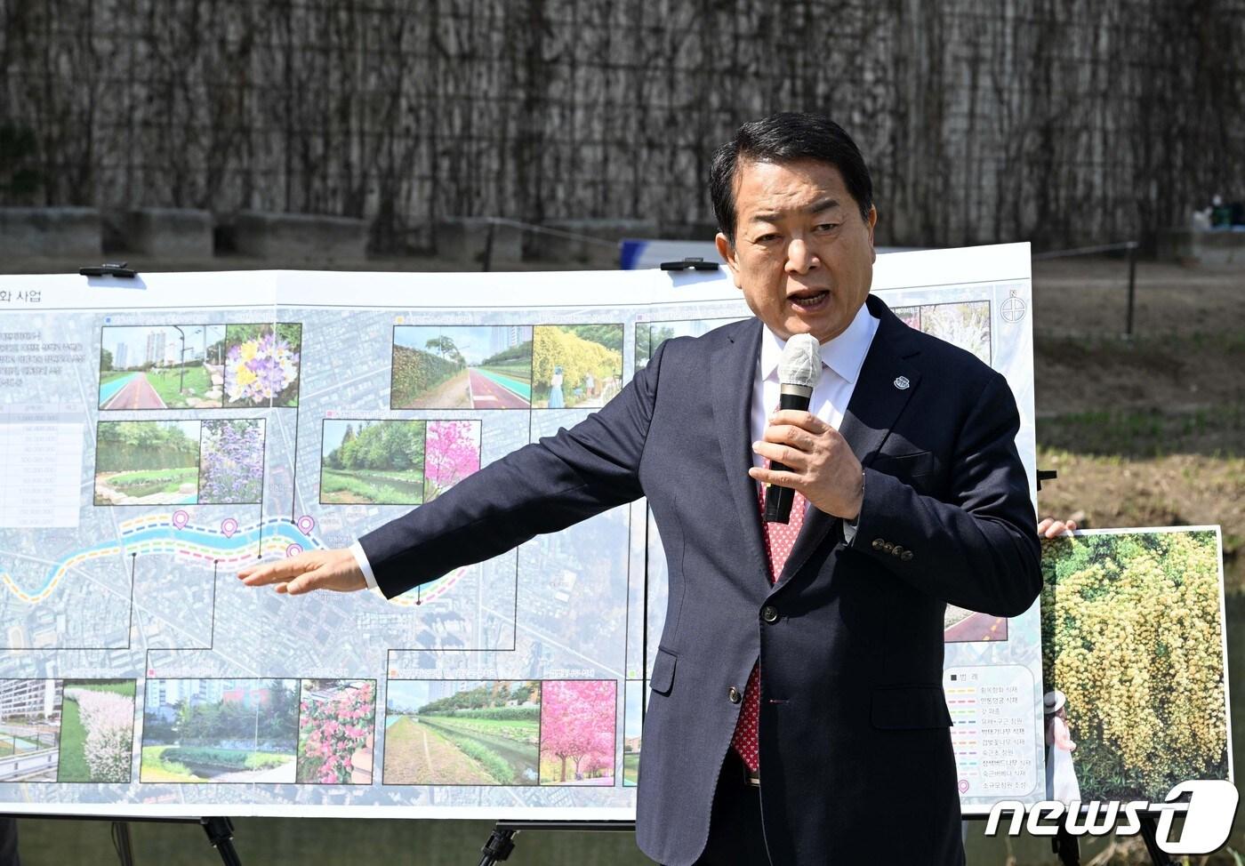 본문 이미지 - 서동욱 울산 남구청장이 14일 남구 신정 현대홈타인 4단지 인근 벽천분수 광장에서 여천천 정원화 사업 브리핑을 하고 있다. (울산 남구 제공)