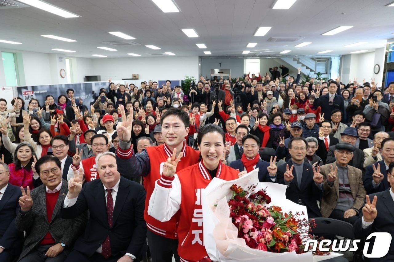 본문 이미지 - 이원모(빨간색 상의) 후보가 14일 열린 선거사무소 개소식에서 배우자와 참석자들과 함께 승리를 다짐하고 있다.(이원모 후보 제공)