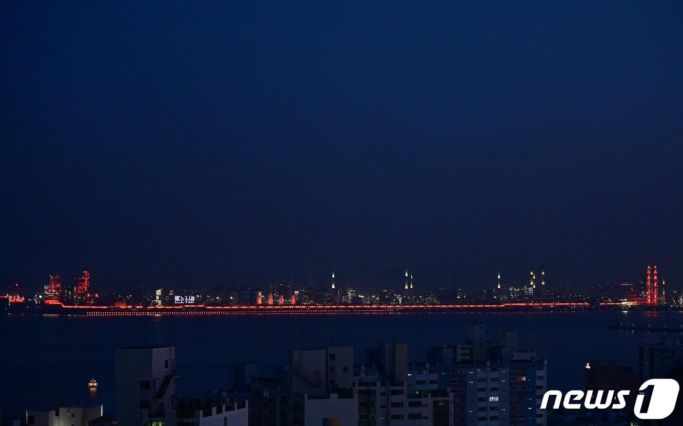 본문 이미지 - 14일 오후 포스코 포항제철소가 경관 조명을 켜기 위한 시험 운전을 하고 있다. 경관조명은 2022년 8월 태풍 '힌남노' 피해 이후 소등됐다 지난해 5월 포항국제불빛축제 기간 잠시 불을 밝힌 이후 가동을 멈췄다. 포스코 포항제철소 관계자는 "경관 조명은 이달 20일 이후부터 정상가동 될 것 같다＂고 말했다.2024.3.14/뉴스1 ⓒ News1 최창호 기자