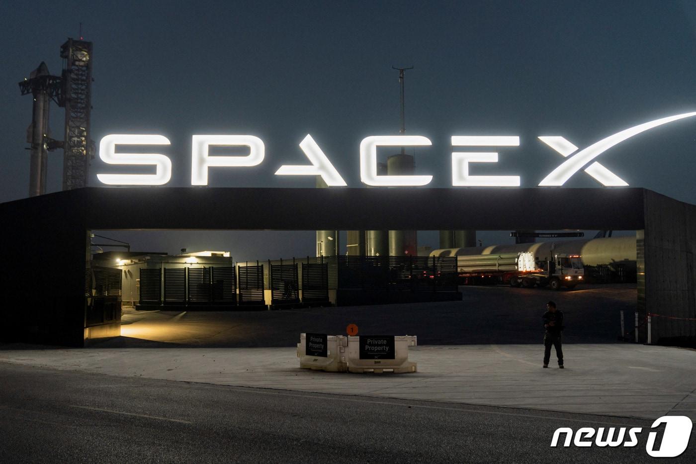 본문 이미지 - 13일(현지시간) 미국 텍사스주 브라운스빌 인근에 위치한 스페이스X의 보카치카 발사대 입구에서 보안 요원들이 감시하고 있다. 2024.03.14/ ⓒ 로이터=뉴스1 ⓒ News1 권진영 기자