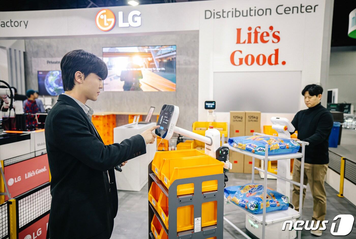 사진은 LG전자 직원이 대량 물품을 목적지로 운반하는 자율주행 기반의 AI 물류 로봇 'LG 클로이 캐리봇'을 시연하는 모습. (LG전자 제공). (사진은 기사 내용과 무관함) / 뉴스1 ⓒ News1 2024.3.15/뉴스1