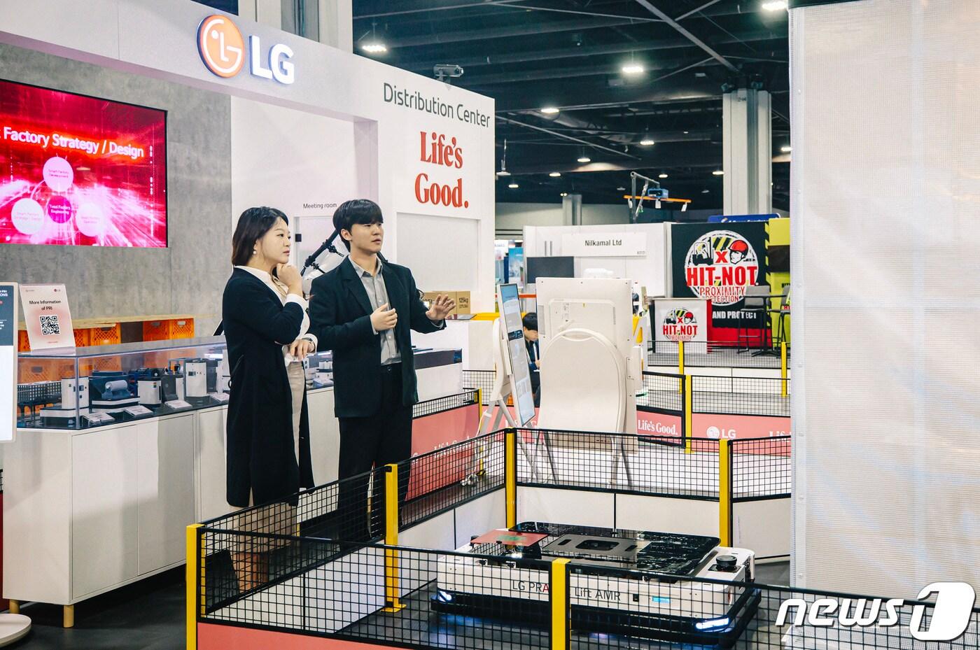 LG전자 직원이 최대 500㎏의 중량을 적재하는 자율주행 운송로봇 '저상형 AMR'을 시연하고 있다.(LG전자 제공. 재판매 및 DB 금지) 2024.3.15/뉴스1