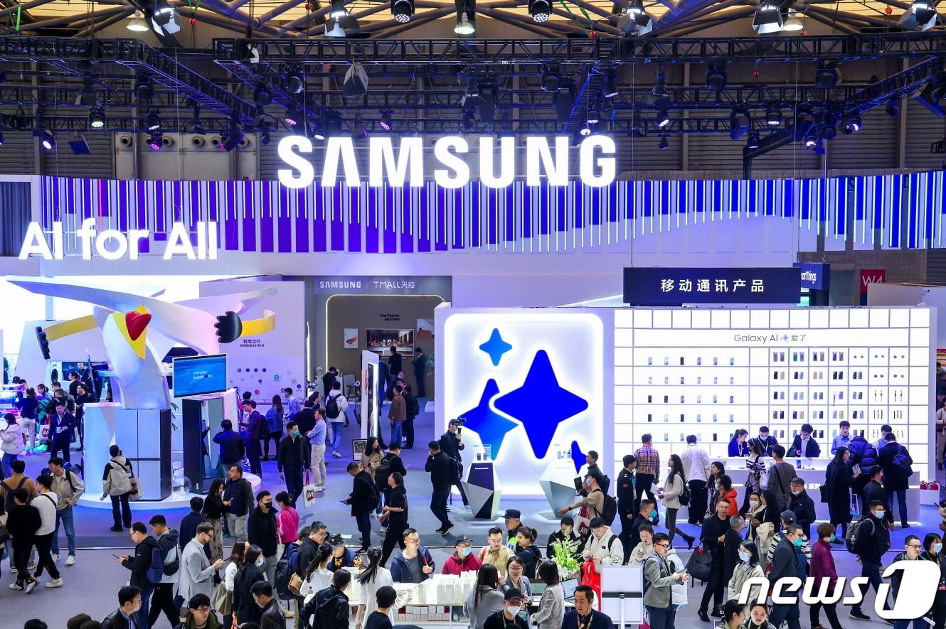 본문 이미지 - 삼성전자는 14~17일(현지시간) 중국 상하이에서 열리는 'AWE(Appliance & Electronics World Expo) 2024'에 참가해 현지 소비자를 위한 맞춤형 '비스포크(BESPOKE)' 가전과 TV 라인업을 선보인다고 15일 밝혔다. 삼성전자 전시관에서 관람객들이 다양한 제품과 솔루션들을 체험하고 있다. (삼성전자 제공) 2024.3.15 ⓒ 뉴스1