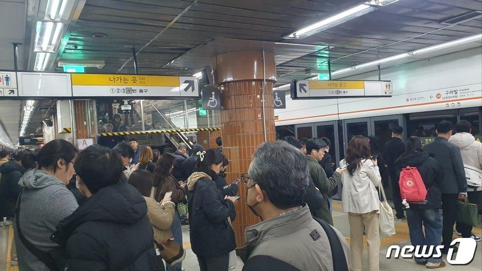 본문 이미지 - 15일 오전 지하철 3호선 단전 사고로 열차 운행에 차질을 빚으며 출근길 시민들이 불편을 겪었다. 구파발역에서 열차를 기다리고 있는 승객들.