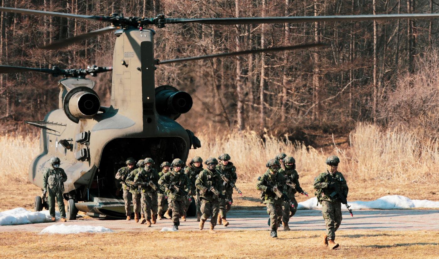 선견대 및 정찰대가 확보한 착륙지대에 장병들이 공중강습을 실시하고 있다.(육군 제공)