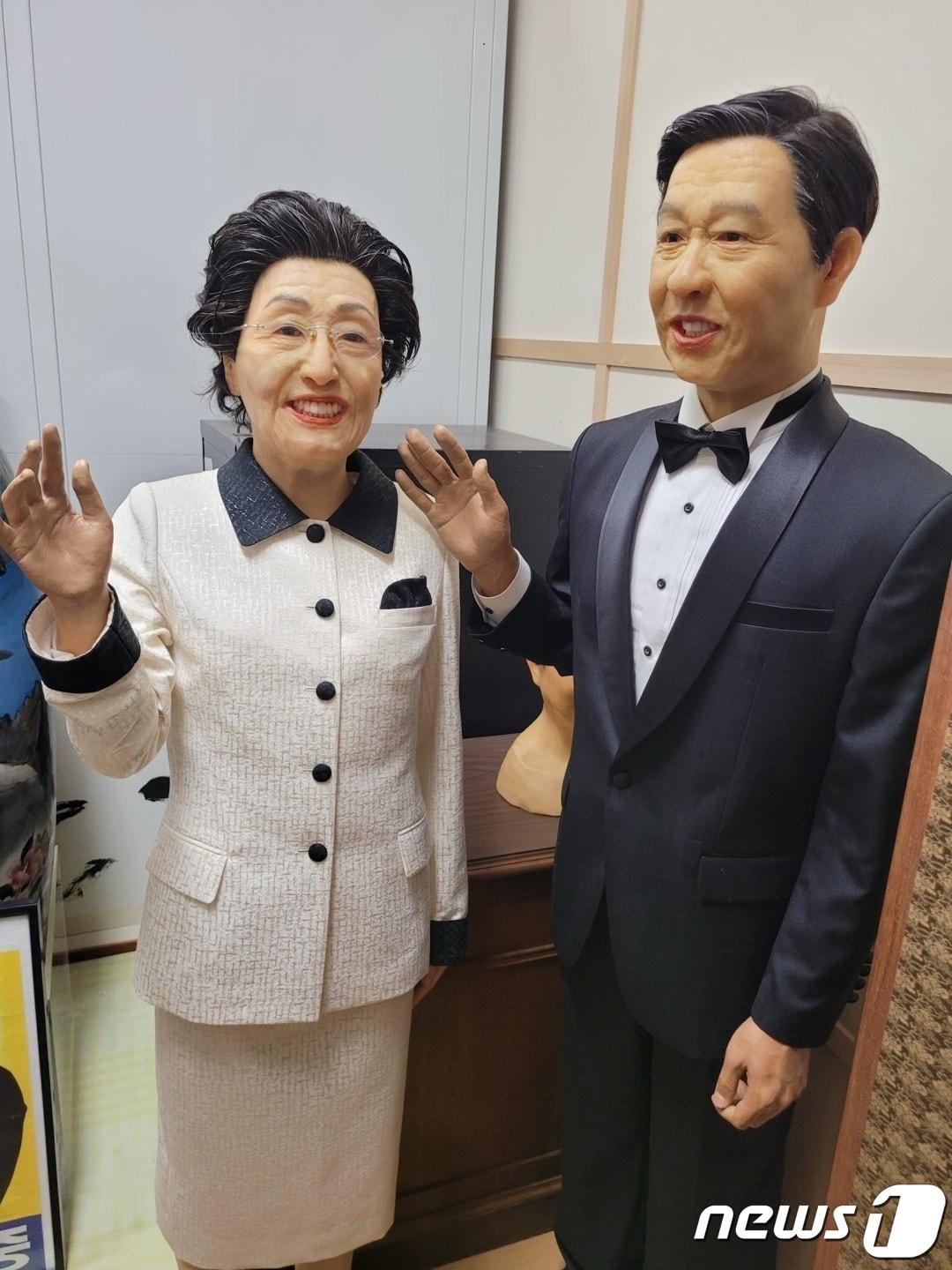 본문 이미지 - 김대중노벨평화상기념관 수장고에 있는 김대중 전 대통령 부부의 인형 모습.(목포시 제공) 2024.3.15/뉴스1