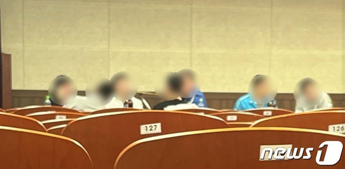 본문 이미지 - 지난 13일 새벽, 수원의 공군 10전투비행단에서 FS 훈련 도중 군 간부들이 술자리를 펼친 모습. (육대전 갈무리) ⓒ 뉴스1
