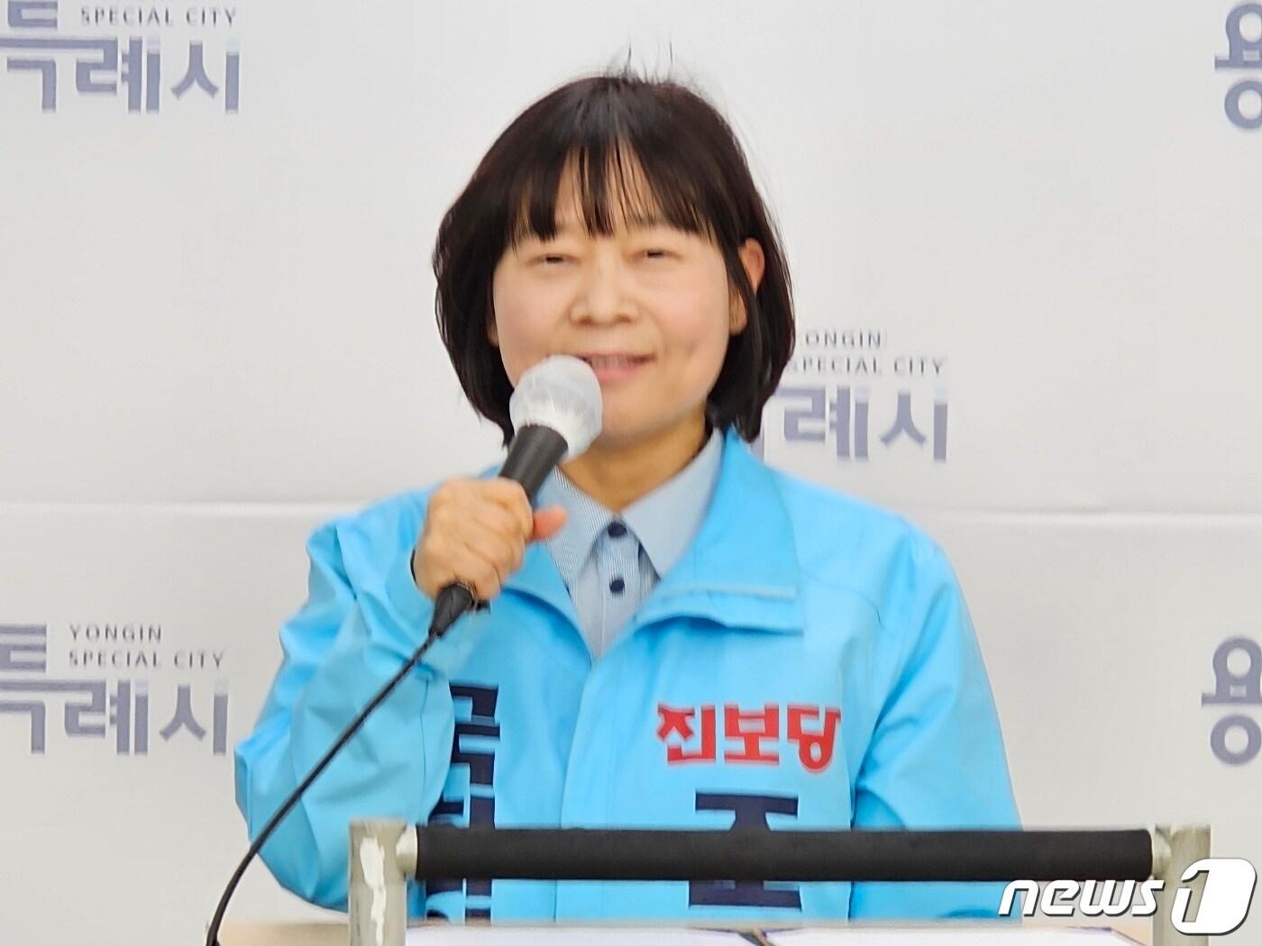 본문 이미지 - 민주당 손명수와 야권 후보를 단일화 했던 진보당 조병훈 후보가 15일 용인시청 브리핑실에서 사퇴를 선언하고 있다. 2024.3.15/뉴스1 ⓒ News1 김평석 기자