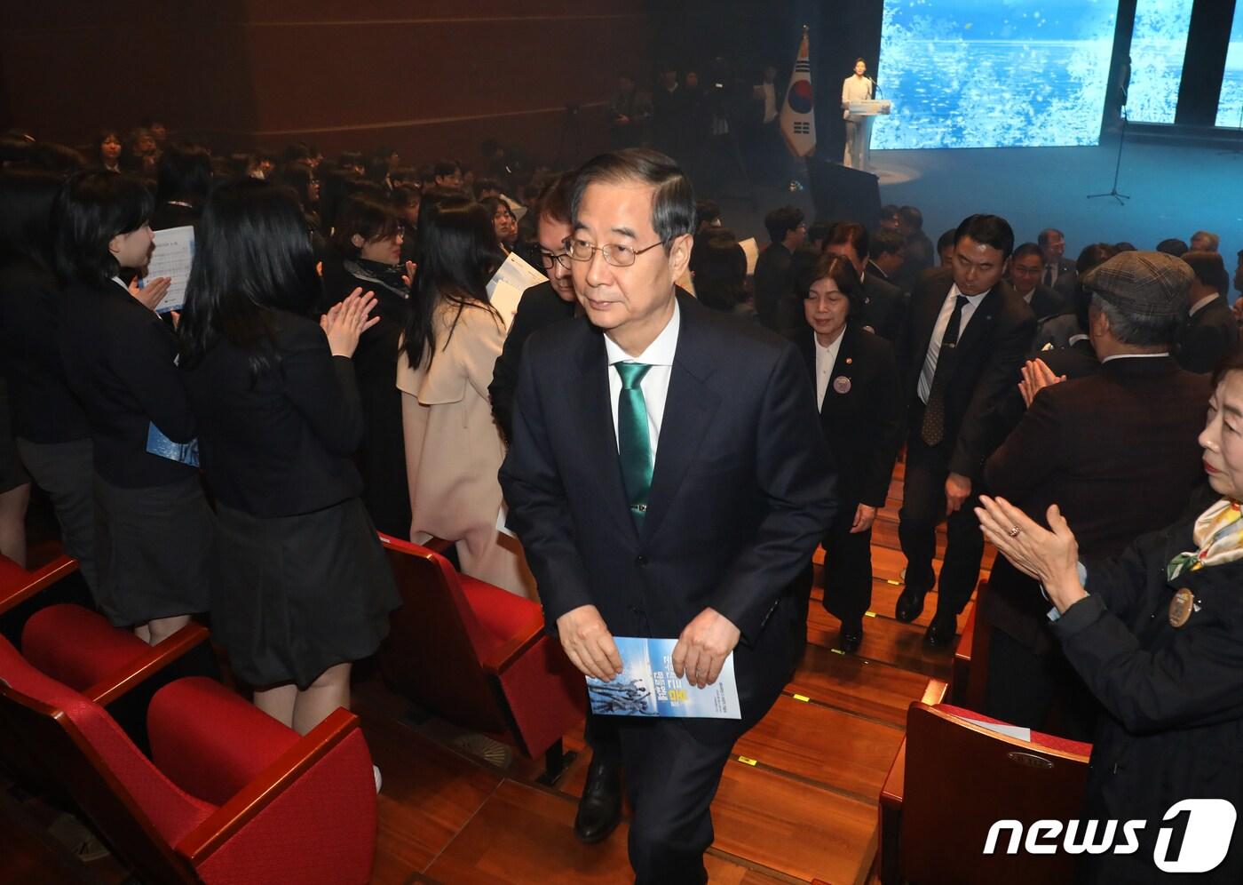 본문 이미지 - 한덕수 국무총리가 15일 오전 경남 창원시 마산회원구 3·15 아트센터에서 열린 제64주년 3·15의거 기념식을 마친 후 행사장을 나서고 있다. 2024.3.15/뉴스1 ⓒ News1 윤일지 기자
