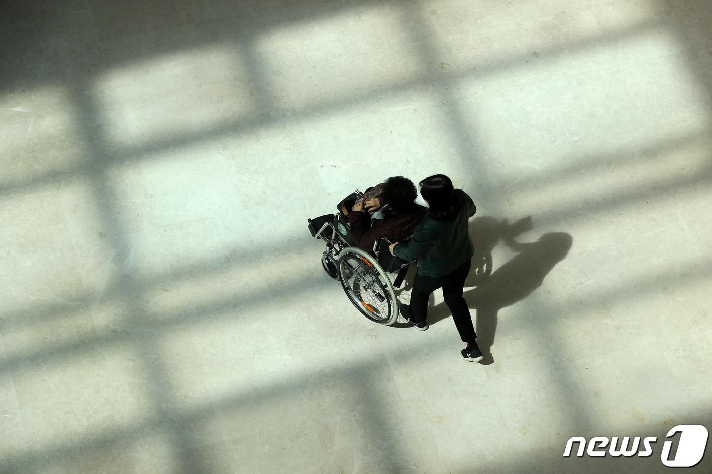 대구의 한 대학병원에서 환자가 탄 휠체어를 보호자가 밀며 이동하고 있다. 2024.3.15/뉴스1 ⓒ News1 공정식 기자