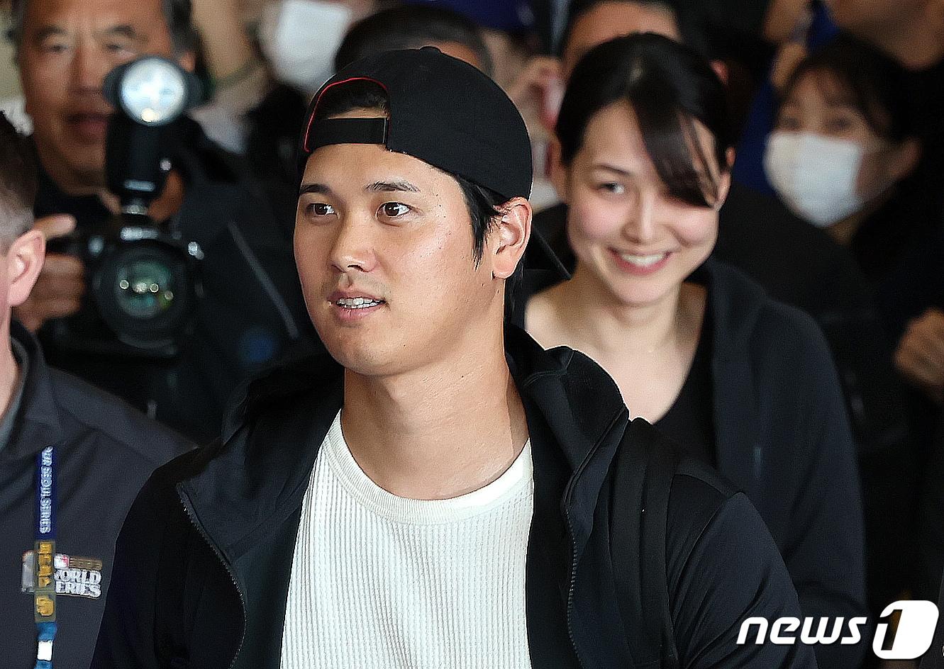 본문 이미지 - 미국프로야구(MLB) 월드투어 서울시리즈에 출전하는 LA 다저스 오타니 쇼헤이가 15일 오후 인천국제공항 제1터미널을 통해 아내인 전직 농구선수 다나카 마미코와 함께 입국하고 있다. 2024.3.15/뉴스1 ⓒ News1 김도우 기자