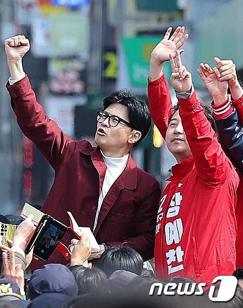 본문 이미지 - 한동훈 국민의힘 비상대책위원장과 장예찬 후보가 지난 3월 14일 부산 북구 구포시장에서 시민들에게 인사를 하고 있는 모습. &#40;공동취재&#41; 2024.3.14/뉴스1 ⓒ News1 ,송원영 기자
