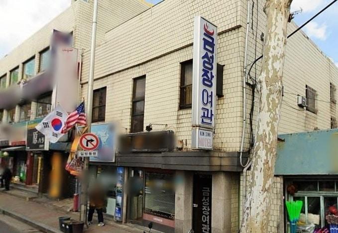 본문 이미지 - 2001년 살인사건이 벌어진 이태원 소재의 금성장여관. 사진은 2010년 3월 촬영.  (네이버 지도 갈무리)