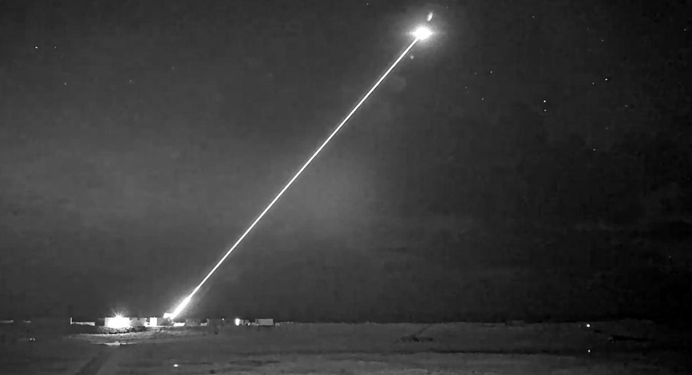 12일(현지시간) 영국 국방부가 신형 레이저 방공무기 '드래건파이어'(DragonFire)의 지난 1월 시험 발사 동영상을 공개했다. 사진은 드래건파이어가 목표물에 발사되는 순간. 2024.03.12/ (영국 국방부 갈무리)