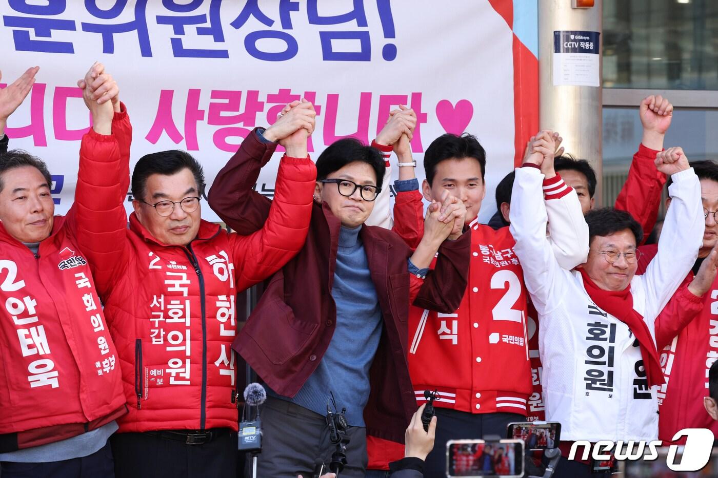 본문 이미지 - 한동훈 국민의힘 비상대책위원장이 15일 광주 동구 충장로 우체국앞에서 광주지역 후보들과 함께 시민들에게 인사하고 있다. 2024.3.15/뉴스1 ⓒ News1 김태성 기자