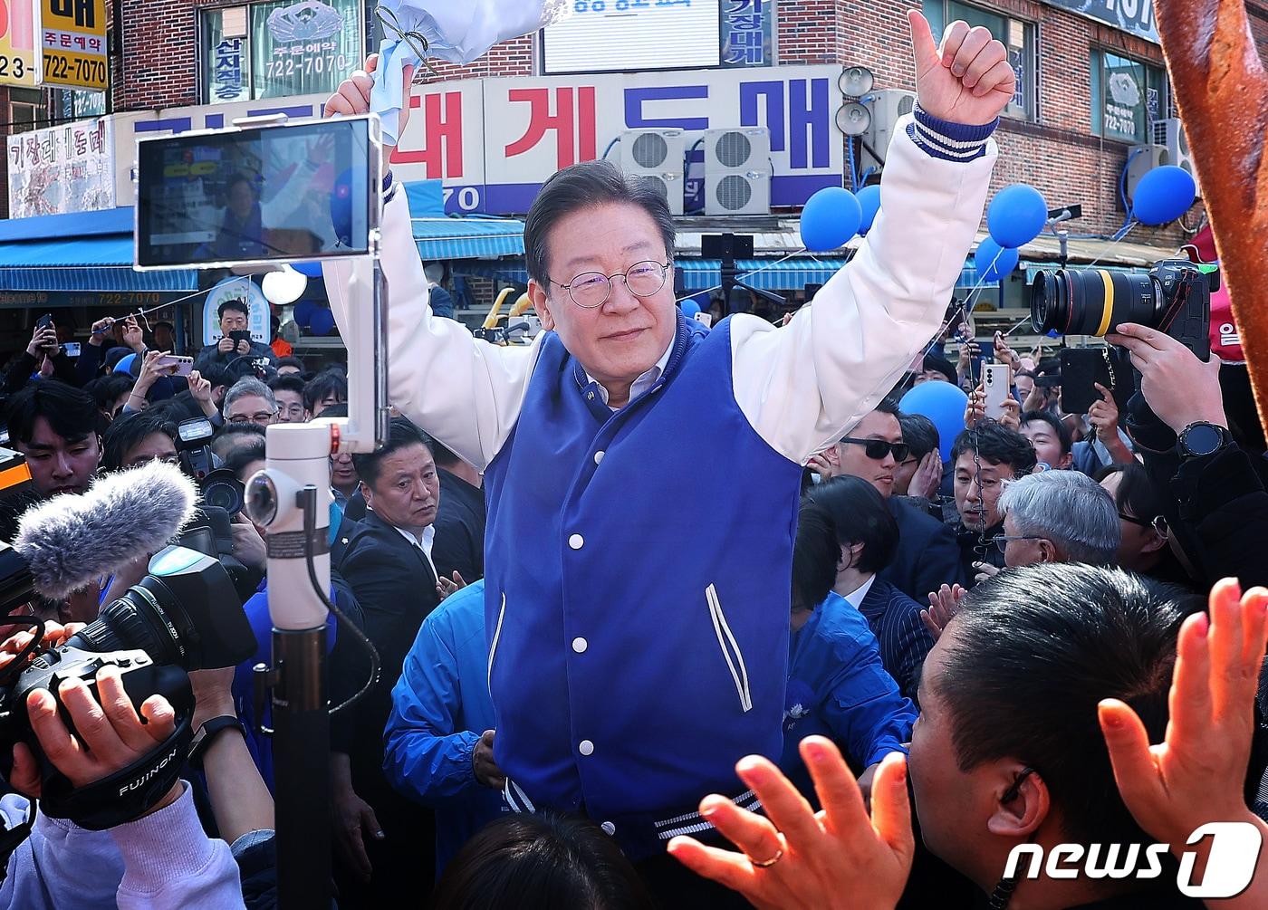 본문 이미지 - 이재명 더불어민주당 대표가 15일 오후 부산 기장군 기장시장에서 시민들에게 인사를 하고 있다. (공동취재) 2024.3.15/뉴스1 handbrother@yna.co.kr ⓒ News1 ,송원영 기자