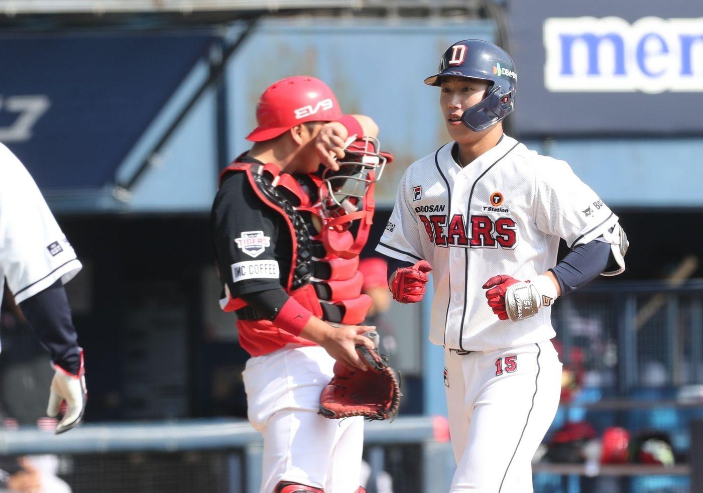 본문 이미지 - 두산 베어스 내야수 전민재(오른쪽)가 15일 열린 KIA 타이거즈와 KBO리그 시범경기에서 7회말 결승 홈런을 친 후 홈으로 들어오고 있다. (두산 베어스 제공)