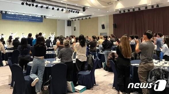 본문 이미지 - 미국 하버드 래드클리프대학교의 클래식 음악공연 단체인 HRO 단원들이 15일 전주한옥마을에서 태권도 공연 등을 관람하고 있다.(전주시 제공)/뉴스1