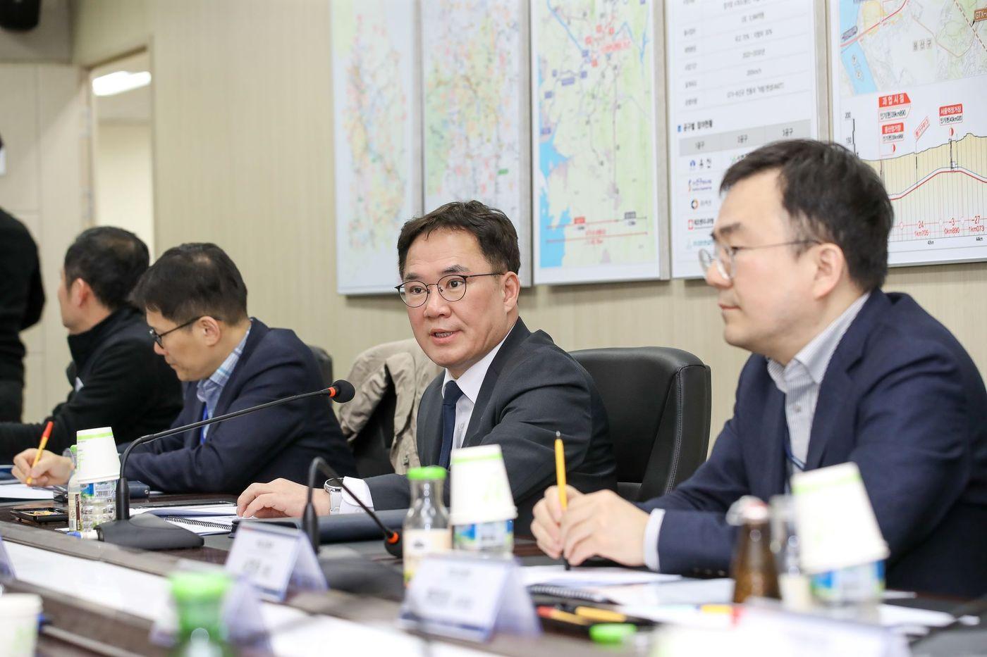 본문 이미지 - 백원국 국토교통부(오른쪽에서 2번째) 2차관이 15일 GTX-B 점검을 진행하고 있다.(국토교통부 제공)