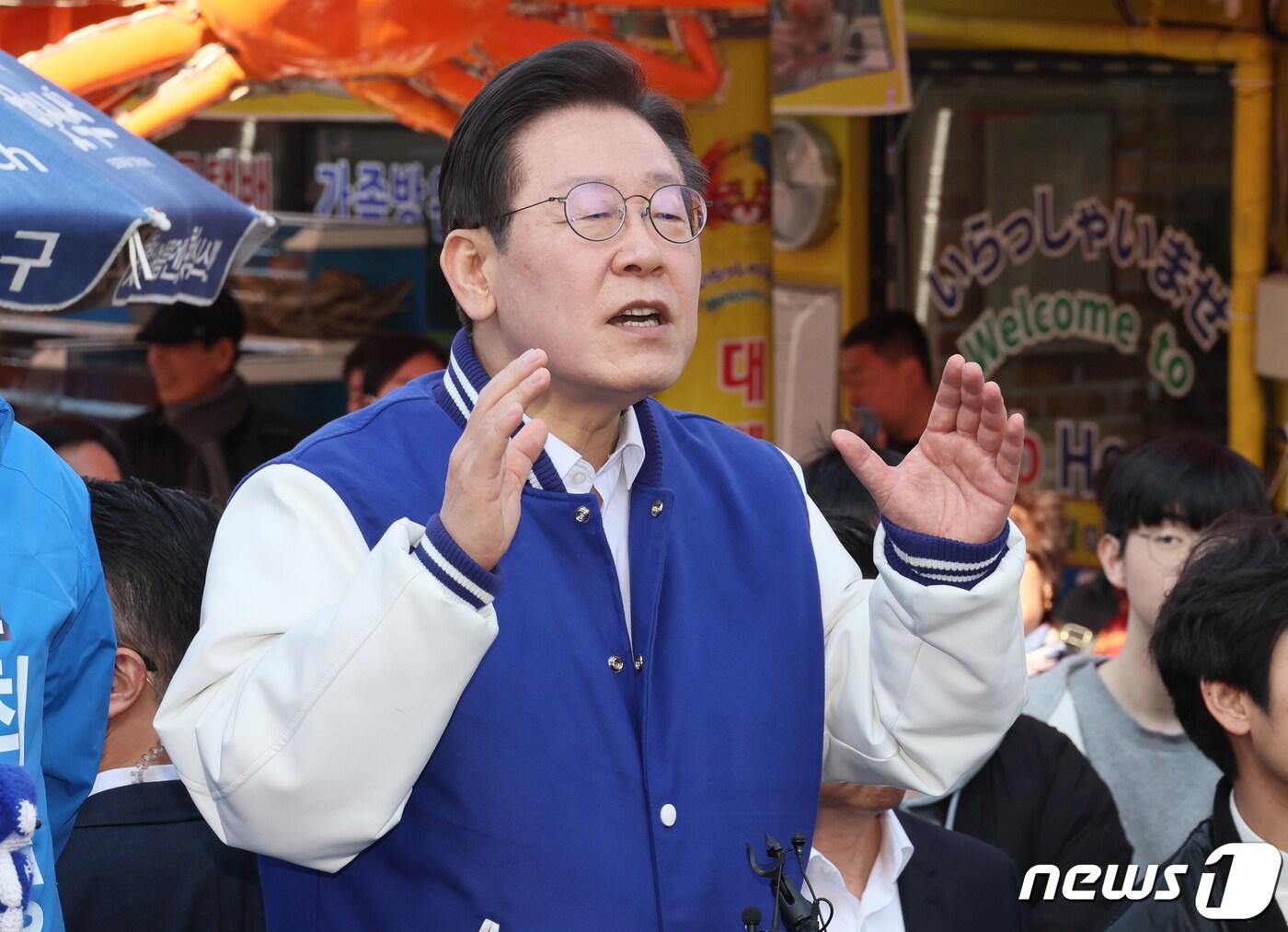 본문 이미지 - 이재명 더불어민주당 대표가 15일 오후 부산 기장군 기장시장에서 현장 기자회견을 하고 있다. (공동취재) 2024.3.15/뉴스1 ⓒ News1 윤일지 기자