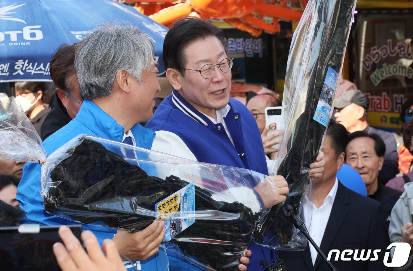 이재명 더불어민주당 대표가 15일 오후 부산 기장군 기장시장에서 기장미역을 들어보이고 있다. (공동취재)/뉴스1 ⓒ News1 윤일지 기자