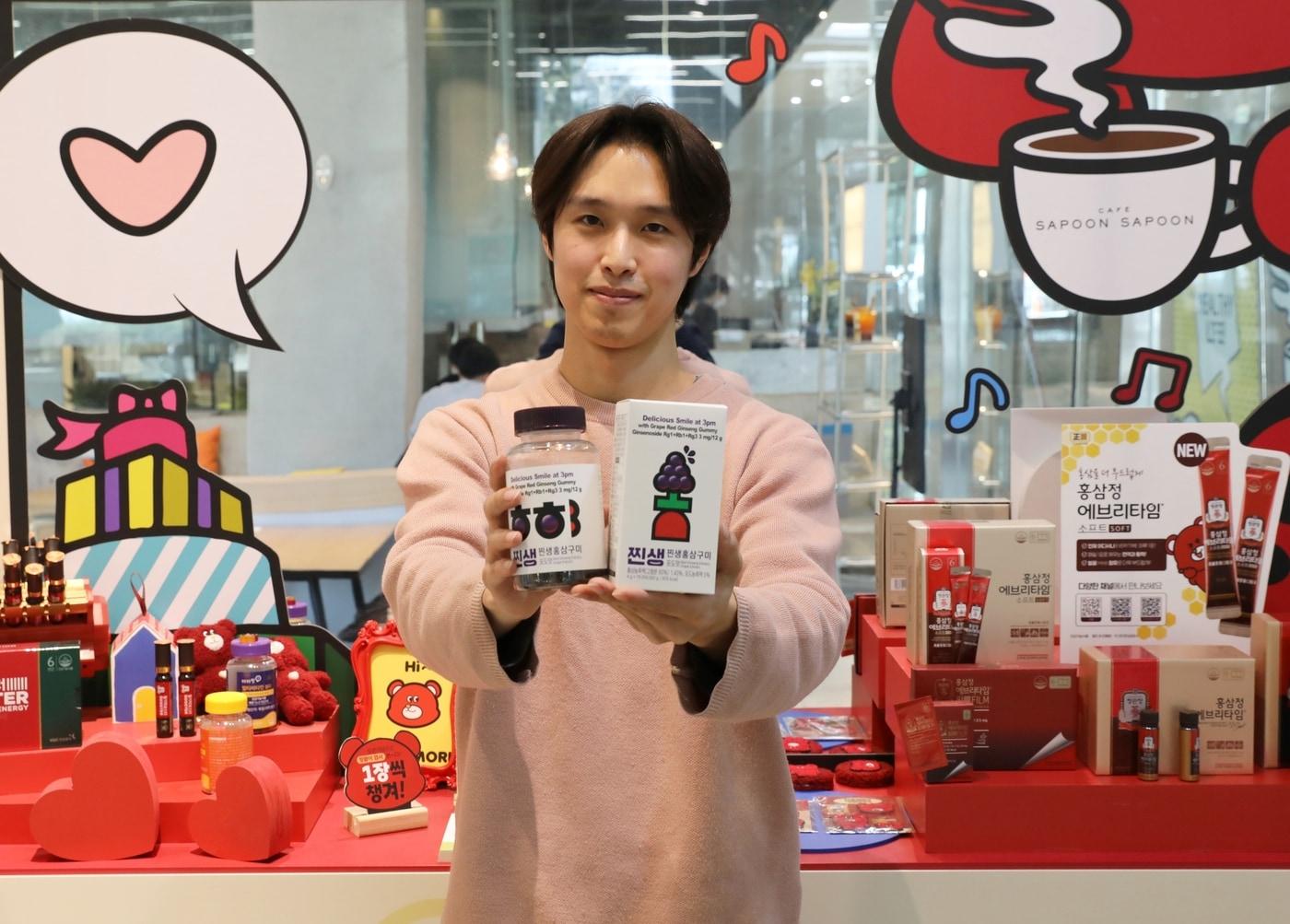 본문 이미지 - 이수민 브랜드 매니저가 '찐생홍삼구미' 제품을 들고 포즈를 취하고 있다.(KGC인삼공사 제공)