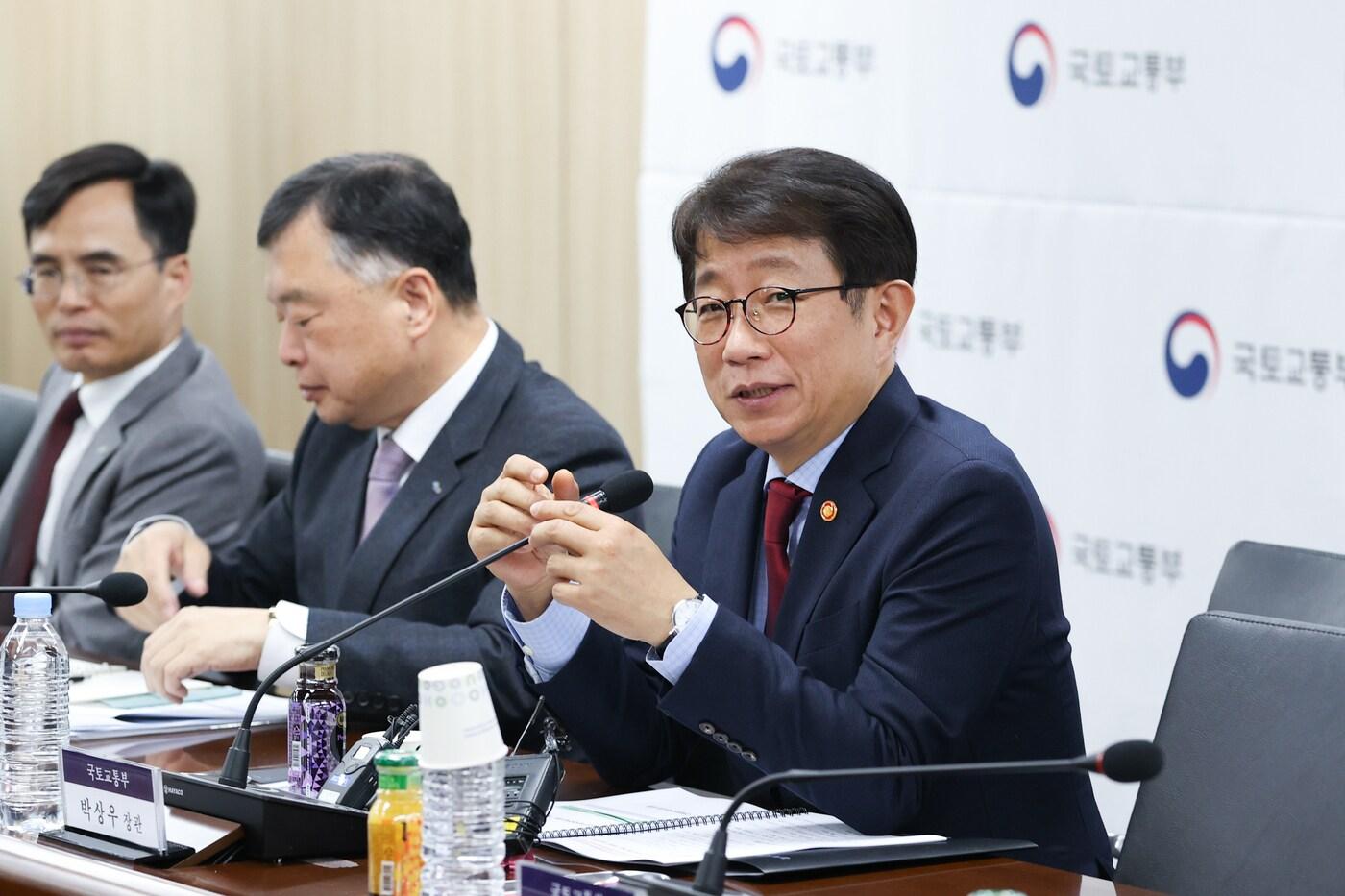 본문 이미지 - 박상우 국토부 장관이 15일 서울 태흥빌딩에서 '전세시장 안정화와 양질의 임대주택 공급을 위해 기업형 장기임대주택 도입 추진시 필요한 업계 지원사항' 간담회에서 모두발언을 하고 있다./국토부 제공