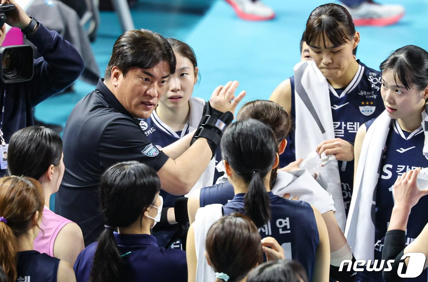 본문 이미지 - 15일 오후 인천 삼산월드체육관에서 열린 여자프로배구 '2023-2024 도드람 V리그' 흥국생명과 GS칼텍스의 경기, GS칼텍스 차상현 감독이 작전을 지시하고 있다. 2024.3.15/뉴스1 ⓒ News1 김도우 기자