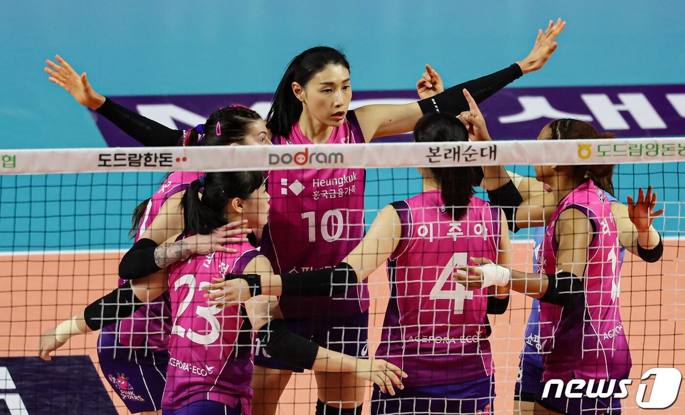 본문 이미지 - 15일 오후 인천 삼산월드체육관에서 열린 여자프로배구 '2023-2024 도드람 V리그' 흥국생명과 GS칼텍스의 경기, 공격에 성공한 흥국생명 선수들이 기쁨을 나누고 있다. 2024.3.15/뉴스1 ⓒ News1 김도우 기자