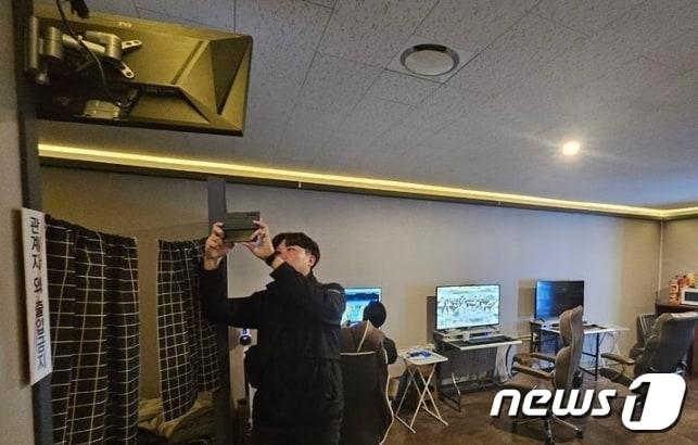 본문 이미지 - 경북 구미경찰서는 9개월 간 이용자들의 베팅 총액이 15억원 상당인 불법 성인 PC방을 적발했다. (구미경찰서 제공)/2024.3.15/뉴스1