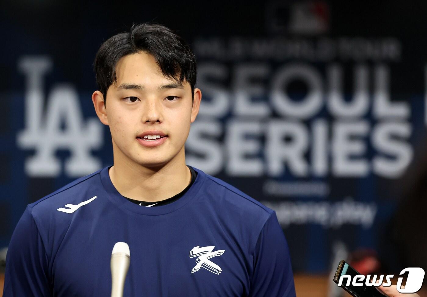 본문 이미지 - 팀 코리아의 문동주가 16일 오후 서울 구로구 고척스카이돔에서 미국프로야구(MLB) 월드투어 서울시리즈에 출전하는 LA 다저스, 샌디에이고 파드리스와의 평가전을 앞두고 취재진 질문에 답변하고 있다. 2024.3.16/뉴스1 ⓒ News1 김진환 기자