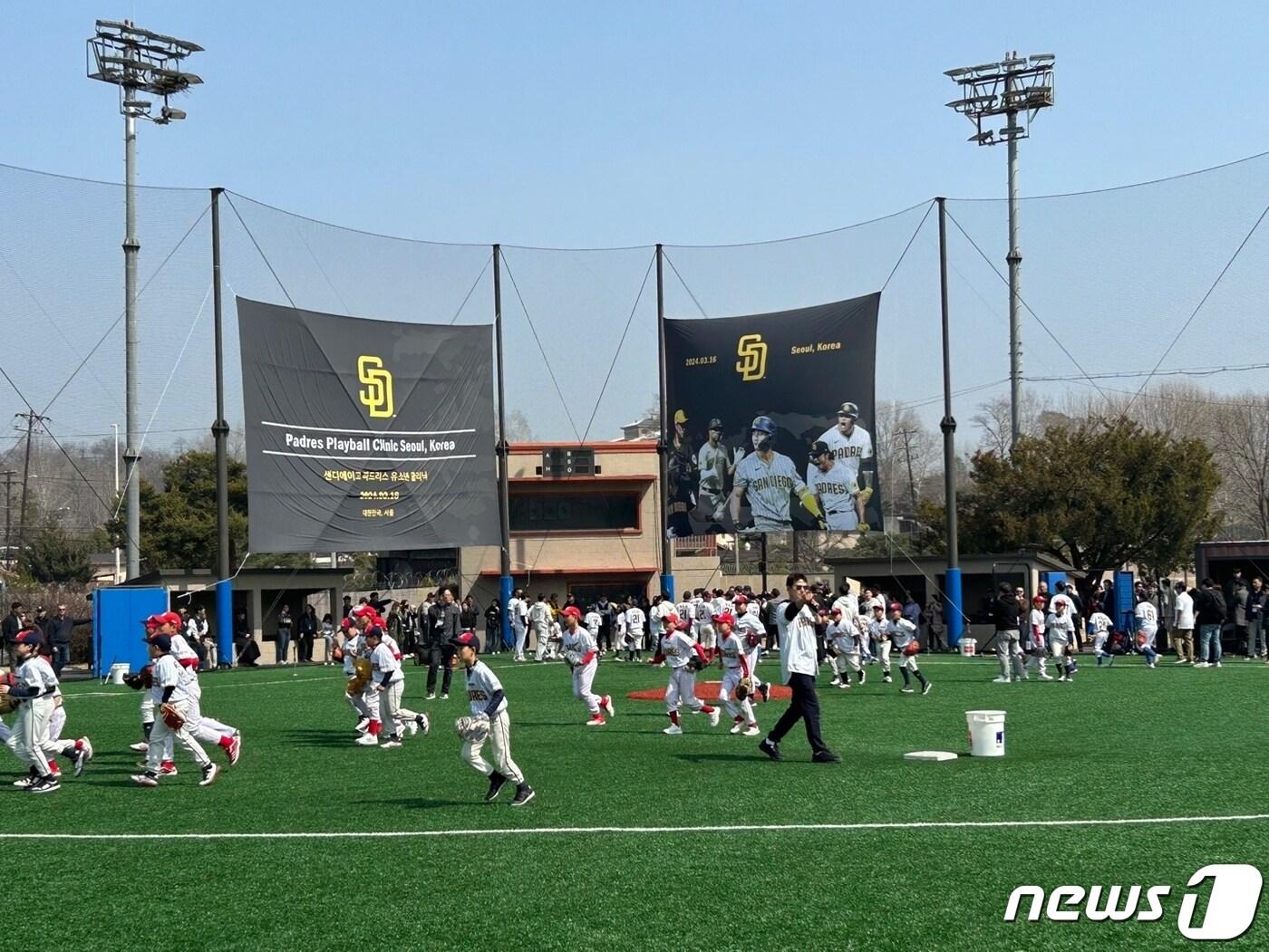 본문 이미지 -  16일 서울 용산구 용산어린이정원 내 야구장에서 샌디에이고 파드리스 선수단이 참석한 유소년 야구 클리닉이 진행되고 있다. 2024.3.16/뉴스1 ⓒ News1 문대현 기자