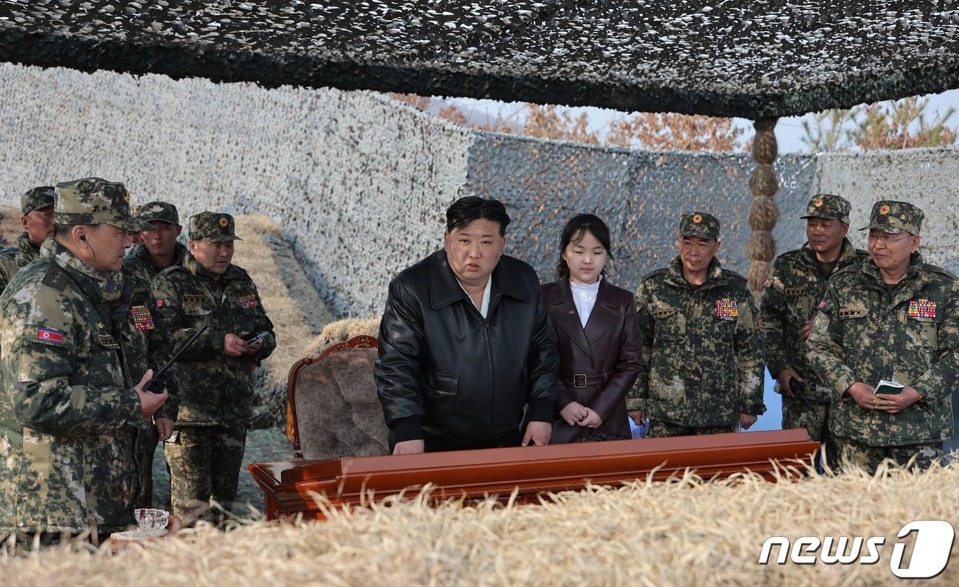 &#40;평양 노동신문=뉴스1&#41; = 북한 노동당 기관지 노동신문은 16일 김 총비서가 지난 15일 항공륙전병부대들&#40;우리의 공수부대&#41;의 훈련진행 계획에 대한 보고를 받고 훈련을 지도했다고 보도했다. 김 총비서의 딸 주애도 훈련을 함께 참관했다. 김 총비서는 &#34;인민군대의 기본임무는 첫째도 둘째도 셋째도 전쟁 준비＂라고 강조했다. [국내에서만 사용가능. 재배포 금지. DB 금지. For Use Only in the Republic of Korea. Redistribution Prohibited] rodongphoto@news1.kr