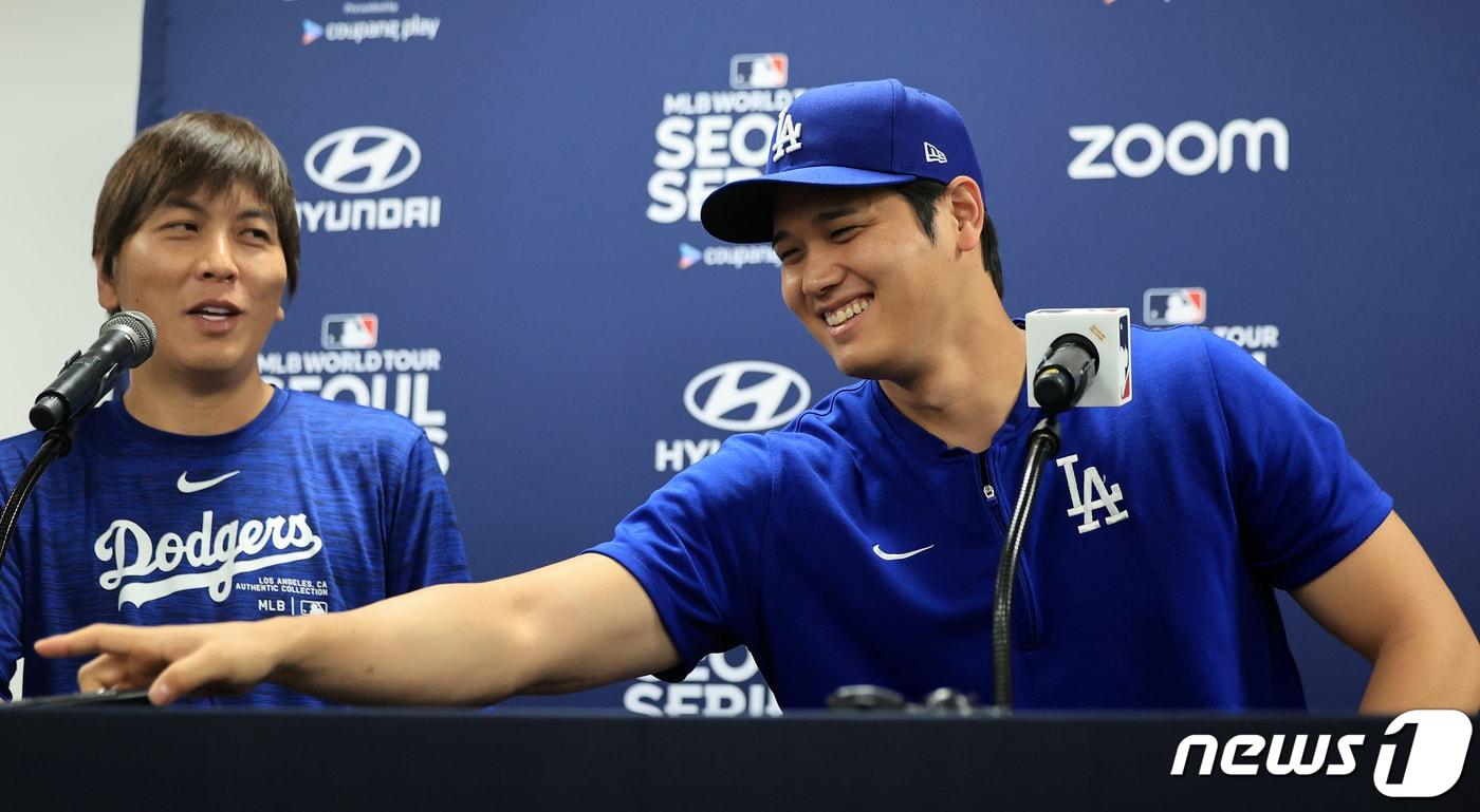 본문 이미지 - 16일 서울 고척 스카이돔에서 열린 공식 기자회견에서 함께 했던 오타니(오른쪽)와 통역 잇페이. /뉴스1 DB ⓒ News1 김진환 기자