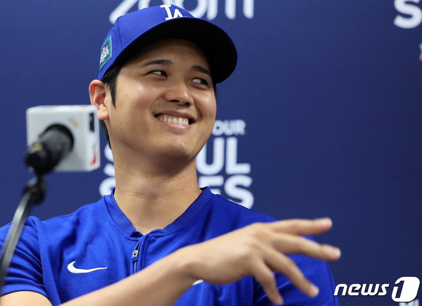 본문 이미지 - 미국프로야구(MLB) 월드투어 서울시리즈에 출전하는 LA 다저스 오타니 쇼헤이가 16일 오후 서울 구로구 고척스카이돔에서 열린 공식 기자회견에서 환하게 웃고 있다. 2024.3.16/뉴스1 ⓒ News1 김진환 기자