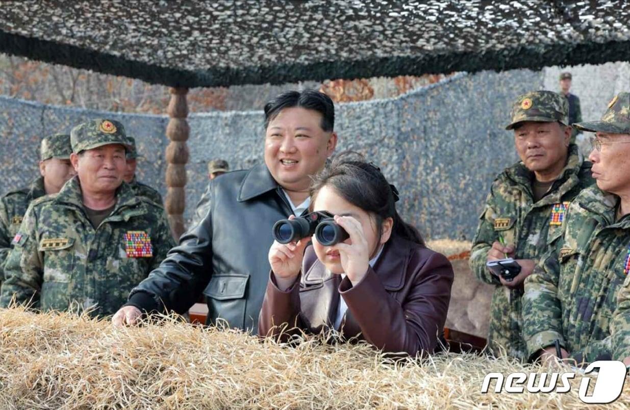 본문 이미지 - (평양 노동신문=뉴스1) = 북한 노동당 기관지 노동신문은 16일 김 총비서가 지난 15일 항공륙전병부대들(공수부대)의 훈련진행 계획에 대한 보고를 받고 훈련을 지도했다고 보도했다. 김 총비서의 딸 주애도 훈련을 함께 참관했다. [국내에서만 사용가능. 재배포 금지. DB 금지. For Use Only in the Republic of Korea. Redistribution Prohibited] rodongphoto@news1.kr