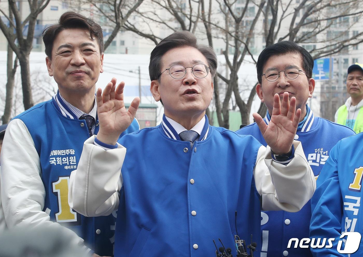 본문 이미지 - 이재명 더불어민주당 대표가 16일 오후 경기 용인시 수지구 수지구청광장에서 시민들을 향해 지지를 호소하고 있다. 2024.3.16/뉴스1 ⓒ News1 임세영 기자