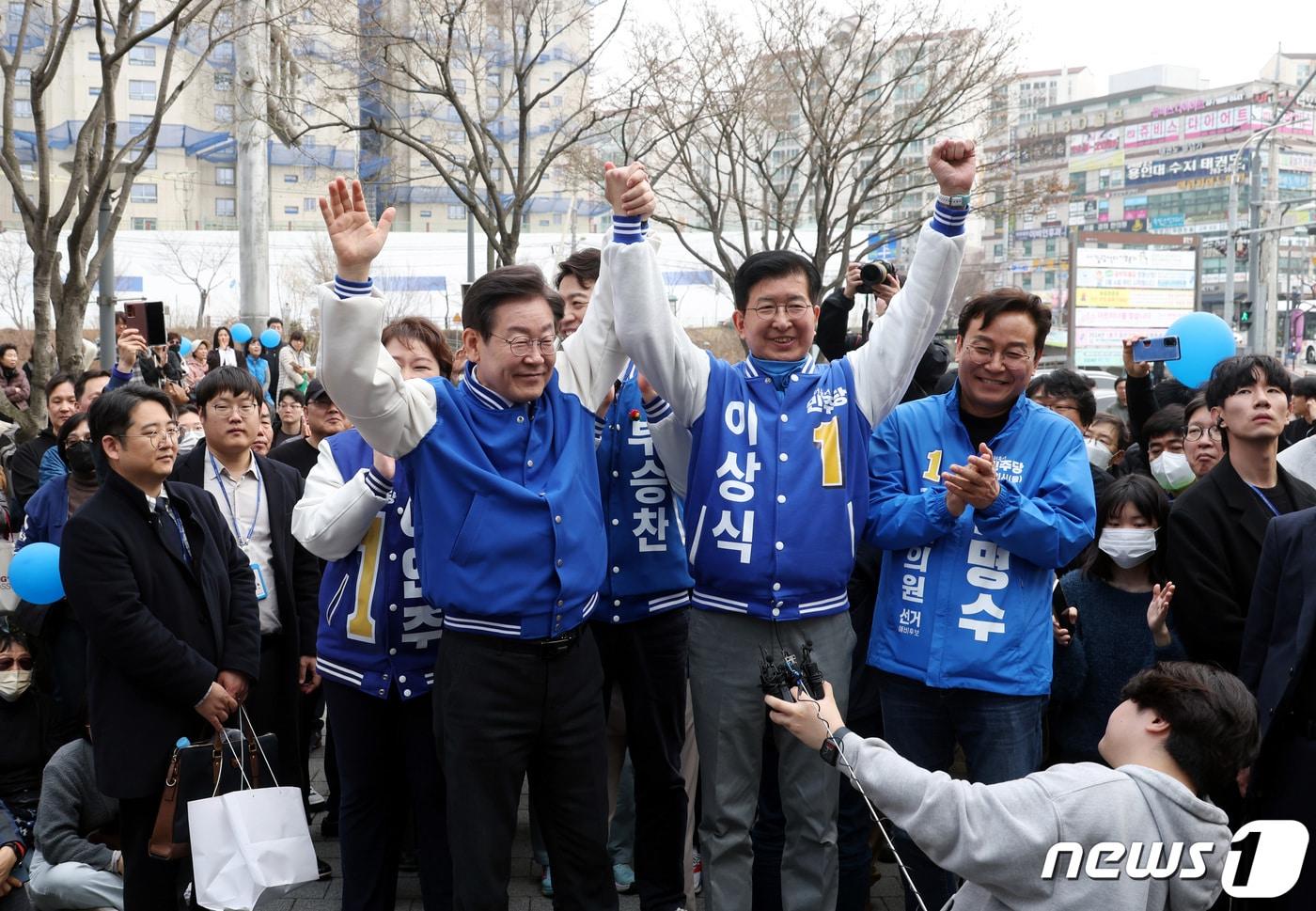 본문 이미지 - 이재명 더불어민주당 대표와 용인갑 이상식 예비후보가 16일 오전 경기 용인 수지구청 광장에서 열린 기자회견에서 시민들에게 인사를 하고 있다. (공동취재) 2024.3.16/뉴스1 ⓒ News1 임세영 기자