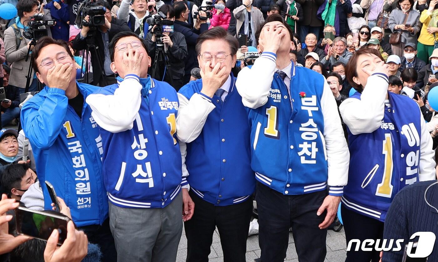 본문 이미지 - 이재명 더불어민주당 대표가 16일 경기도 용인시 수지구청 광장서 열린 기자회견에 참석, 윤석열 정부를 비판하는 ‘입틀막 퍼포먼스’를 용인지역 예비후보들과 함께 하고 있다. 왼쪽부터 손명수(용인을), 이상식(용인갑), 이 대표, 부승찬(용인병), 이언주(용인정). (더불어민주당 제공) 2024.3.16/뉴스1 ⓒ News1 임세영 기자
