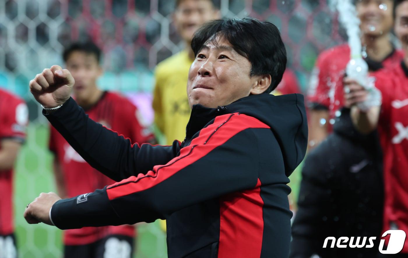 본문 이미지 - 16일 오후 서울 마포구 서울월드컵경기장에서 열린 하나원큐 K리그1 2024 3라운드 FC서울과 제주 유나이티드의 경기, FC서울 김기동 감독이 제주를 상대로 2대0 승리 후 기뻐하고 있다. 2024.3.16/뉴스1 ⓒ News1 김도우 기자