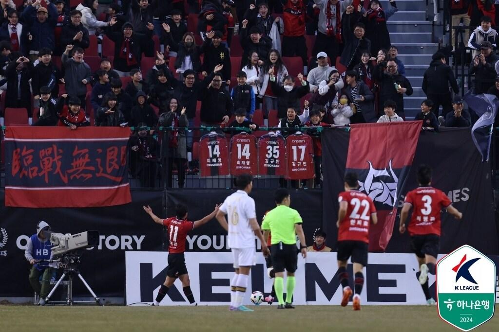 본문 이미지 - 서울이랜드FC를 꺾고 첫승을 신고한 부천FC.(한국프로축구연맹 제공)