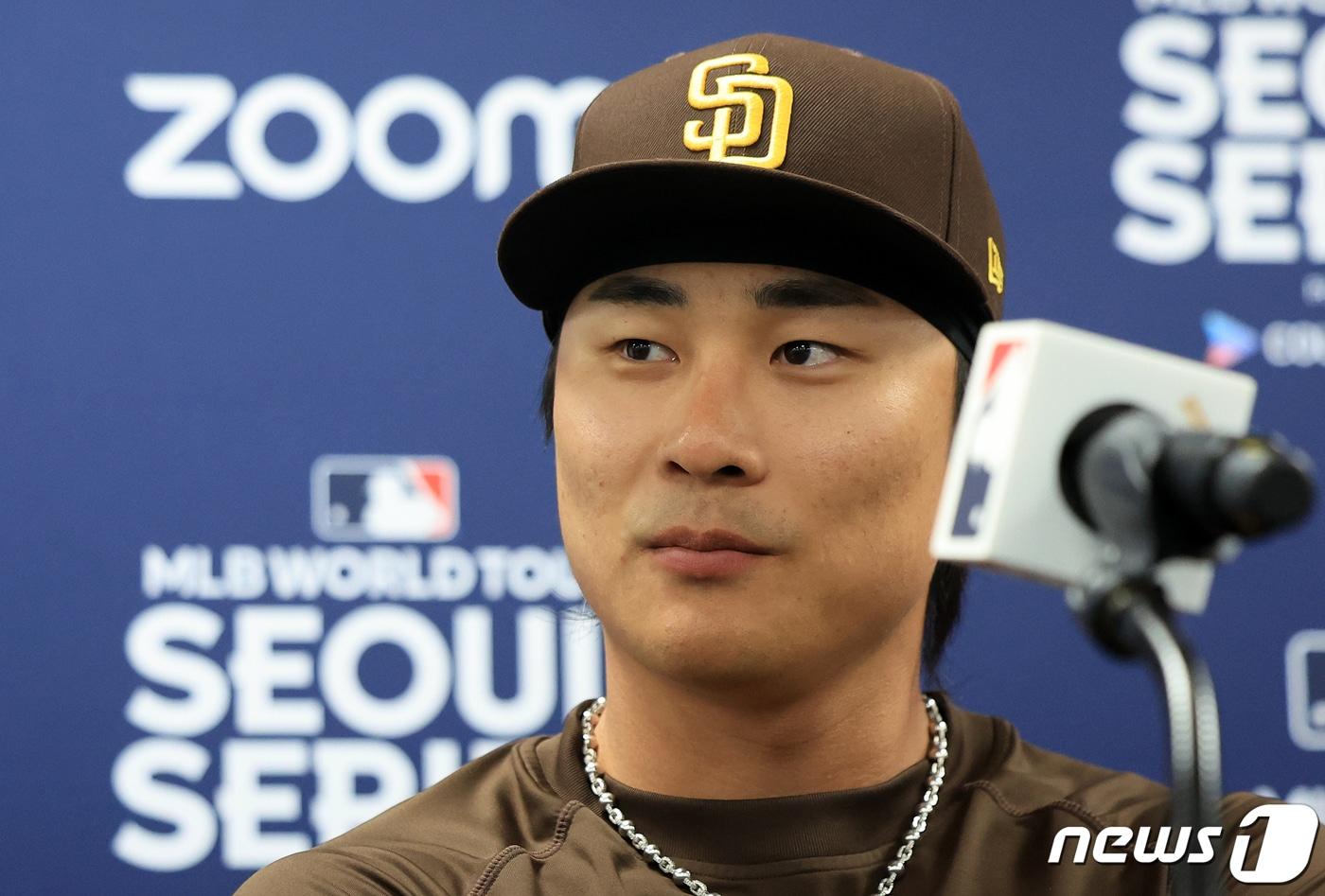 본문 이미지 - 미국프로야구(MLB) 월드투어 서울시리즈에 출전하는 샌디에이고 파드리스 김하성이 16일 오후 서울 구로구 고척스카이돔에서 열린 공식 기자회견에서 취재진 질문을 듣고 있다. 2024.3.16/뉴스1 ⓒ News1 김진환 기자