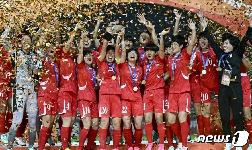 본문 이미지 - (평양 노동신문=뉴스1) = 북한 노동당 기관지 노동신문은 17일 자국팀이 20세 이하 여자 아시안컵 결승에서 일본을 꺾고 우승한 소식을 전했다. [국내에서만 사용가능. 재배포 금지. DB 금지. For Use Only in the Republic of Korea. Redistribution Prohibited] rodongphoto@news1.kr