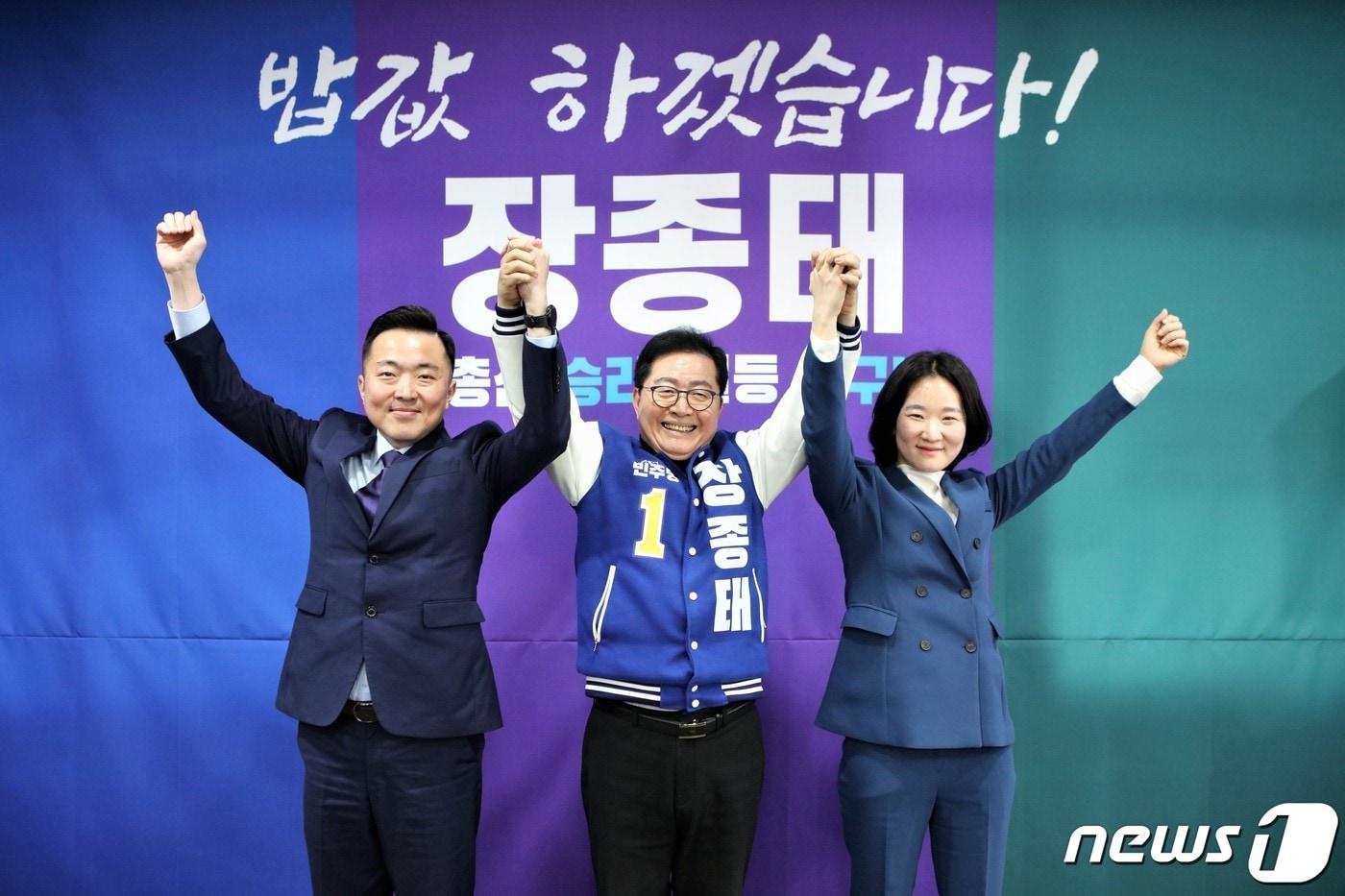 본문 이미지 - 더불어민주당 대전 서구갑 장종태 예비후보(가운데)가 지난 16일 도안동 선거사무소에서 총괄선거대책위원장을 맡은 이용수 전 국회의장 정책수석(왼쪽), 이지혜 전 국회의원 보좌관과 손을 맞잡고 있다. (장종태 예비후보 제공) 2024.3.16 /뉴스1
