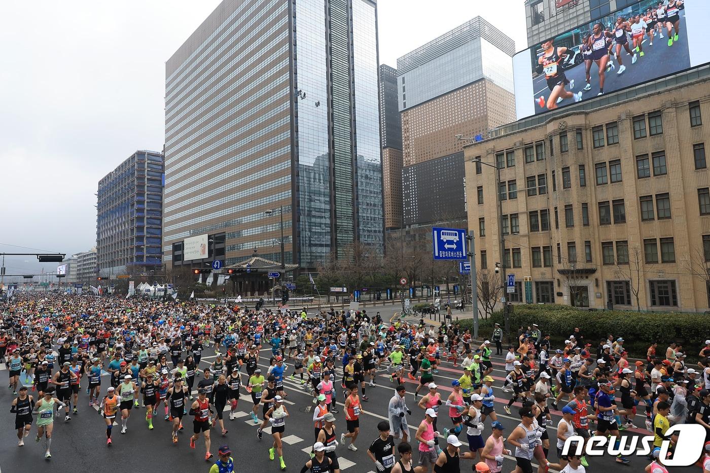 본문 이미지 - 17일 오전 서울 종로구 광화문광장에서 열린 '2024 서울마라톤'에서 참가자들이 힘차게 출발하고 있다. (자료사진)2024.3.17/뉴스1 ⓒ News1 박정호 기자